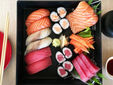 Seramik tabakta taze suşi ve Japon yemeği.