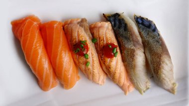 Seramik tabakta taze suşi ve Japon yemeği.                               