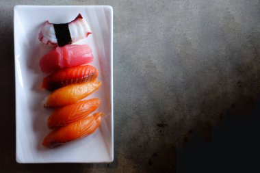 Seramik tabakta taze suşi ve Japon yemeği.                               