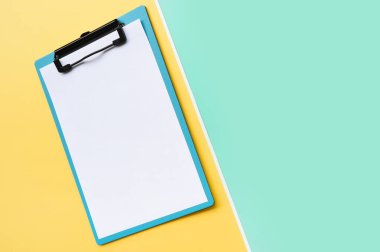 Sarı ve yeşil arkaplan üzerine boş kağıdı kapat