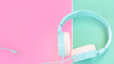 Pembe ve yeşil arka planda kulaklıkları kapat
