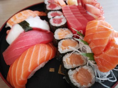 Seramik tabakta taze suşi ve Japon yemeği.