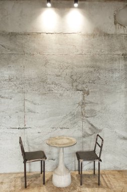 Siyah metal sandalyeler ve arka plan için beton duvarlı masa içi vintage dekorasyonu            