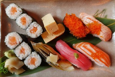 Seramik tabakta taze suşi ve Japon yemeği.