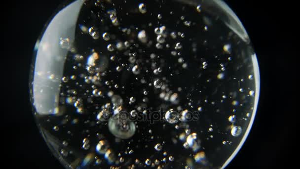 Пузыри в стеклянном шаре — стоковое видео