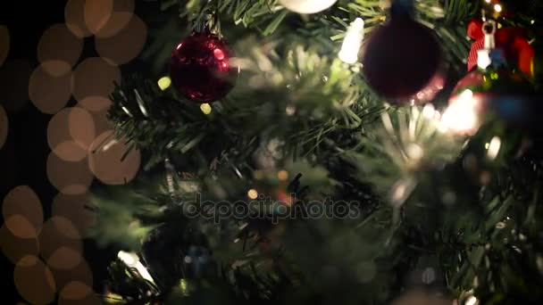 Рождественские деревья вращают шары — стоковое видео