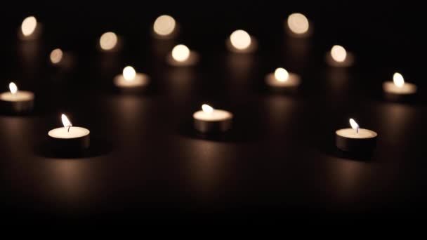 Макрос свічки на чорному — стокове відео