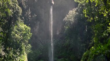 Güzel şelale aşağı eğimli