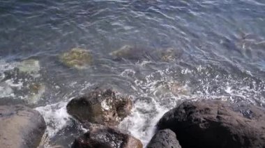 kayalar üzerine çökmesini okyanus dalgaları