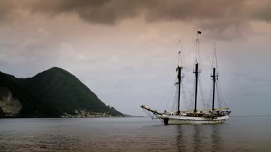 Korsan gemisi alacakaranlıkta