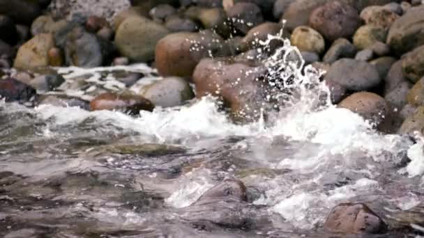 El agua se estrella en la costa rocosa — Vídeo de stock