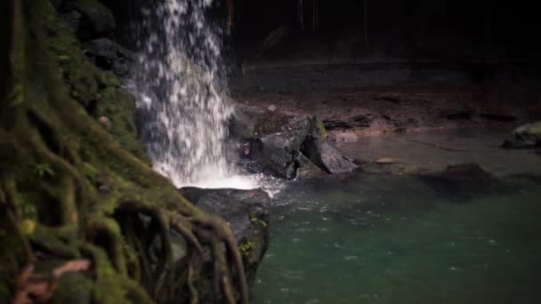 Cascada y Cueva Tropical de cámara lenta — Vídeo de stock