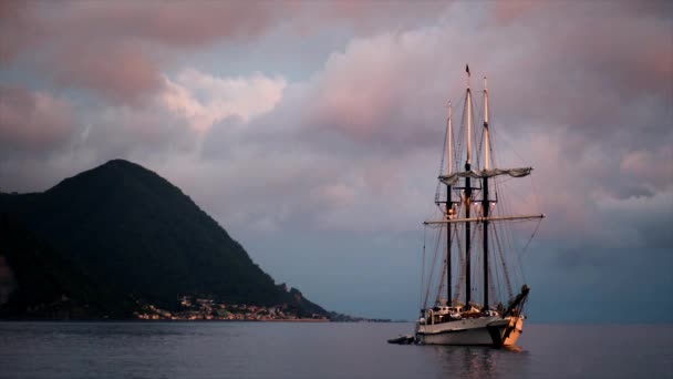 Пиратский корабль покидает Карибское море — стоковое видео