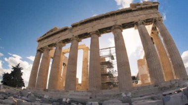Akropolis, Parthenon. Akropolis ile arkeolojik yapılar da dahil olmak üzere dünyanın en önemli Antik eserlerin biridir: Acropolis, Erechtheion, Parthenon, Propylaea ve daha fazlası. 
