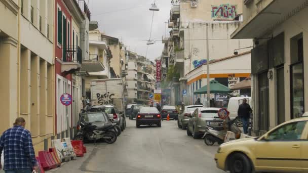 ギリシャのアテネにメイン ストリートを忙しい アテネの中心部は ビジネス 落書きであふれていた ソニー A7Sii で撮影 — ストック動画