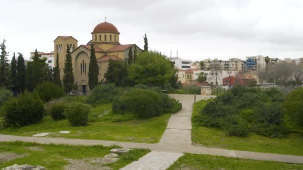 アテネの古代遺跡にある教会 この教会の俯瞰と古代ギリシャ墓地と古代都市の遺跡 — ストック動画