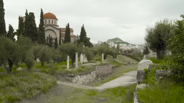希腊教会在美丽的领域 这个基督教教堂俯瞰和古希腊公墓和古城市的遗迹 — 图库视频影像
