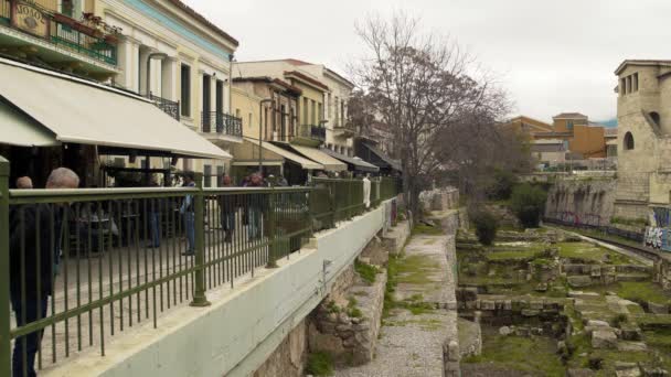 现代希腊商店在古废墟 雅典市中心充满了人们 商业和涂鸦 在4K 拍摄的索尼 A7Sii — 图库视频影像