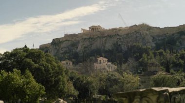 Akropol şehir kalıntıları görüldü. Akropolis ile arkeolojik yapılar da dahil olmak üzere dünyanın en önemli Antik eserlerin biridir: Acropolis, Erechtheion, Parthenon, Propylaea ve daha fazlası. 