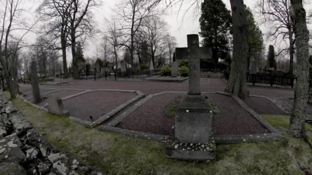 这座典型的公墓坐落在瑞典的卡斯塔 其中一个最旧和最佳的被维护的公墓在区域 — 图库视频影像