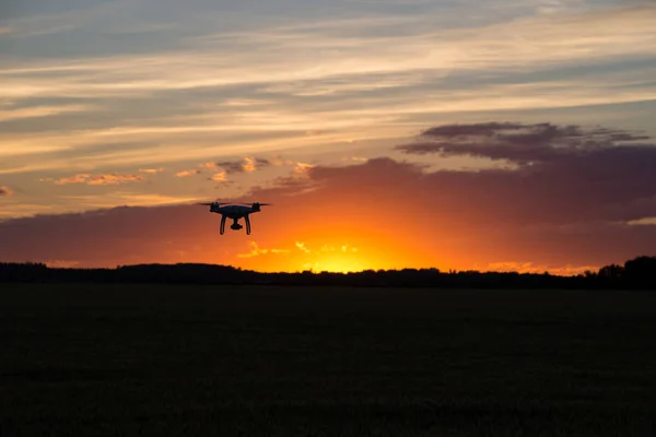 Turuncu günbatımı karşı kontrast dron