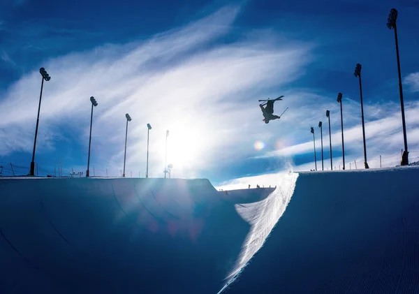 Skier doing an inverted trick in winter snow halfpipe — Stock Photo, Image