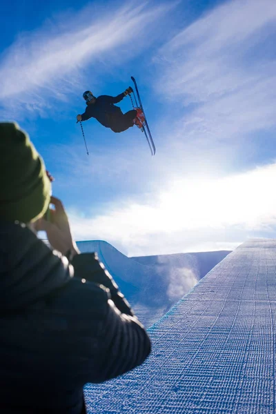 Fotoğrafçı bir hile yaparak halfpipe kayakçı fotoğrafı çeker