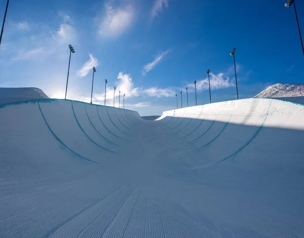 Prázdné zimní sníh halfpipe — Stock fotografie