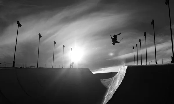 겨울에는 거꾸로 트릭을 하 고 스키 스노 halfpipe — 스톡 사진