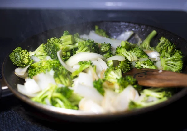 Beef broccoli and onion stirfry steaming in pan — Stock Photo, Image