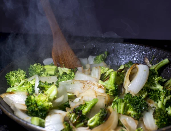 Bir tavada pişirildikten Broccolie ve soğan stirfry