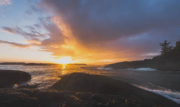 Krásný oceán západu slunce v Tofino, Bc. — Stock fotografie