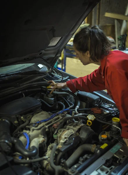 Mecánica femenina inspeccionando el motor del coche — Foto de Stock