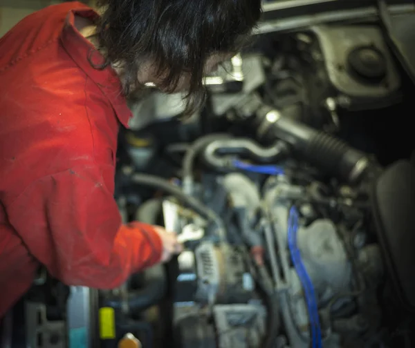 Kadın makinist teftiş yapan araba motoru anahtar ile