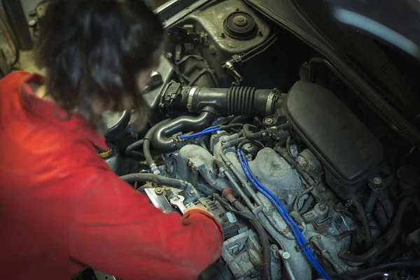 Kadın makinist teftiş yapan araba motoru anahtar ile