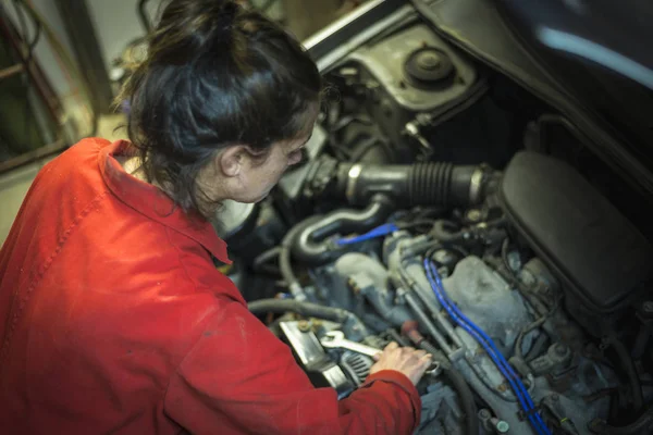 Kadın makinist teftiş yapan araba motoru anahtar ile