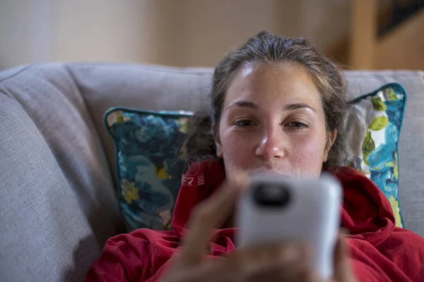 Onun smartphone vasıl arıyorsunuz bir kanepede yatan genç Kafkas kadın