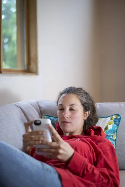 Onun smartphone vasıl arıyorsunuz bir kanepede yatan genç Kafkas kadın