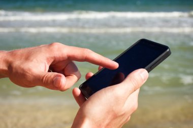 cep telefonu arka plan üzerinde deniz ile holding eller