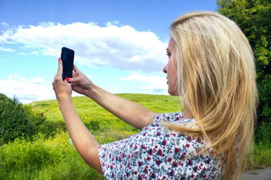 Kız selfie çekiyor.
