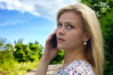 Telefonda konuşan kadın.