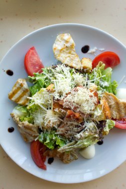 Masanın üzerine Sezar salatası