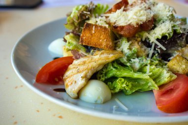 Sezar salatası plaka üzerinde