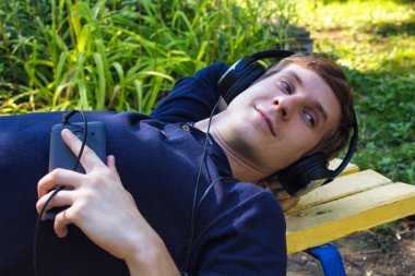 Genç adam müzik dinliyor.