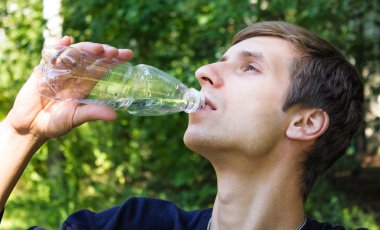 İçecekler şişe genç adam