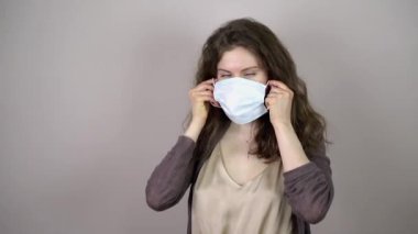 Koronavirüs salgınında yüzüne koruyucu maske takan esmer bir kadın..