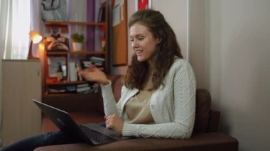 Bilgisayarda konferans veren beyaz kadın arkadaşlarıyla webcam görüntülü sohbet yoluyla iletişim kuruyor. 