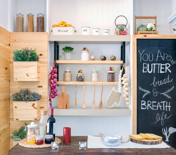 Keuken planken met verschillende voedingsmiddelen en nieuwe voedselingrediënten en keukengerei. — Stockfoto