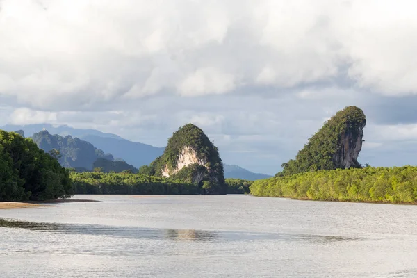 两个高岩石的主要吸引力，甲米。它已被称为"考卡纳巴南"的地标和视图点在泰国甲米镇省. — 图库照片