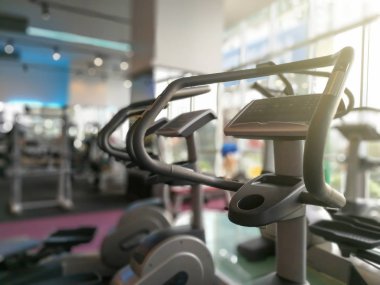 Adım Airwalk makineleri fitness salonunda bir parçası. -Seçici odak